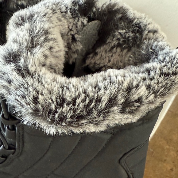 Totes Women's Black Quilted Winter Boots with Faux Fur - Picture 3 of 10